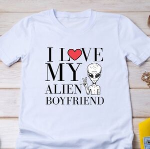 Vinyl Graphic Tee - I Love My Alien Boyfriend!